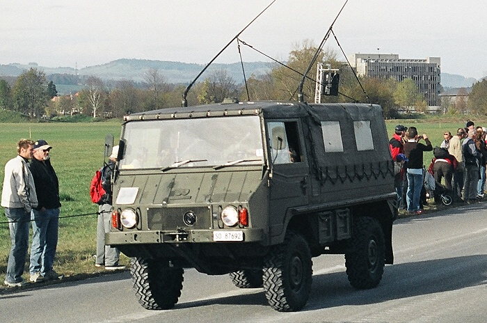 4x4 Pinzgauer von SteyrPuch mit Plane als Funkfahrzeug