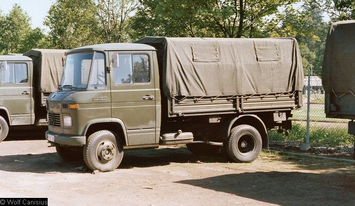  einer nur angedeuteten Motorhaube da die Maschine platzsparend ein 