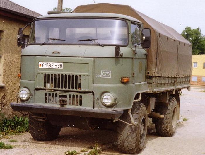 IFA der Typenreihe L 60 mit Pritsche und Plane des PzAufklKp'0